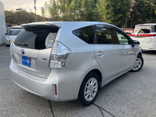TOYOTA PRIUS Alpha 2011