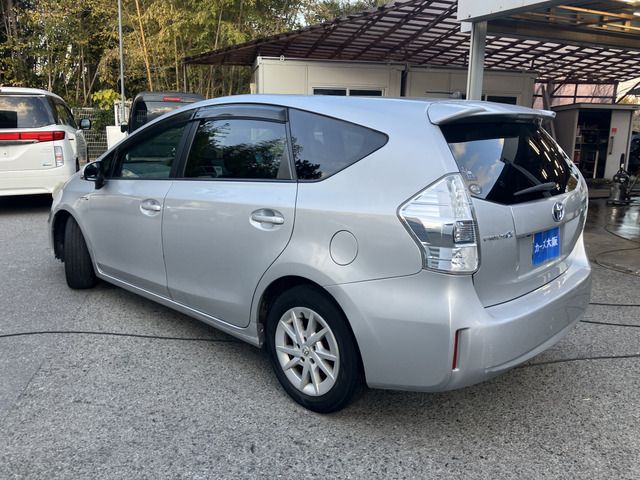TOYOTA PRIUS Alpha 2011