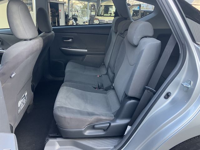 TOYOTA PRIUS Alpha 2011