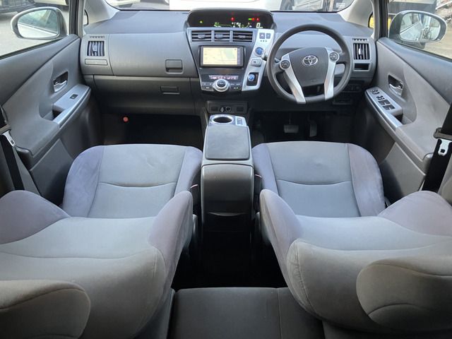 TOYOTA PRIUS Alpha 2011