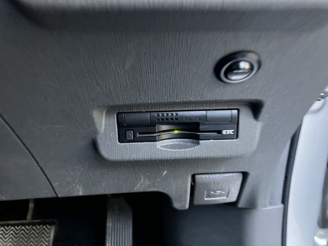 TOYOTA PRIUS Alpha 2011