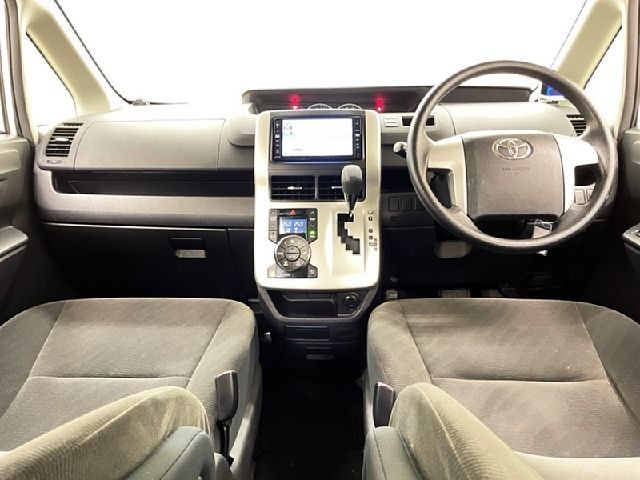TOYOTA NOAH 2010