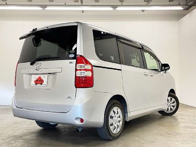TOYOTA NOAH 2010