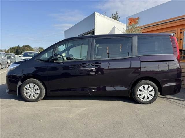 TOYOTA NOAH 2015