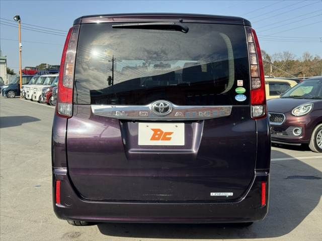 TOYOTA NOAH 2015
