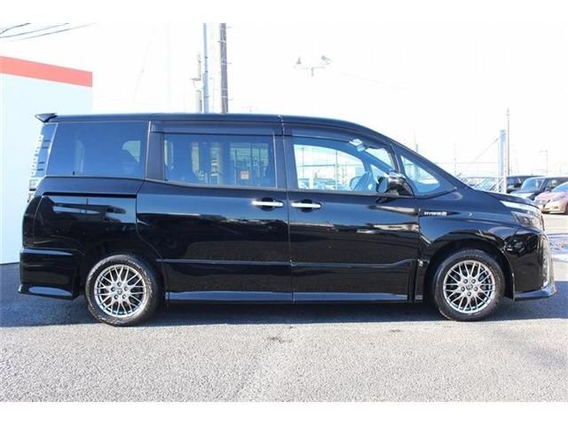 TOYOTA VOXY HYBRID 2019