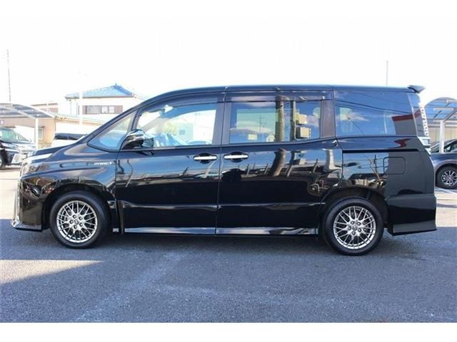 TOYOTA VOXY HYBRID 2019