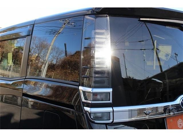 TOYOTA VOXY HYBRID 2019