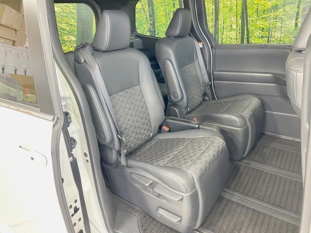 TOYOTA VOXY HYBRID 2025