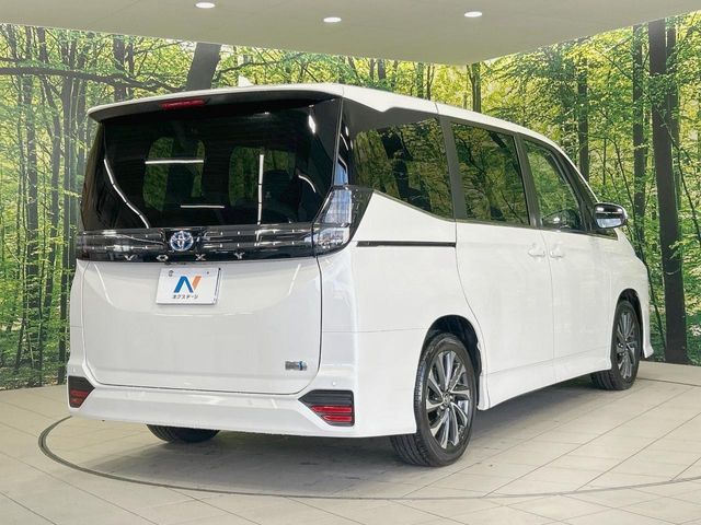 TOYOTA VOXY HYBRID 2025