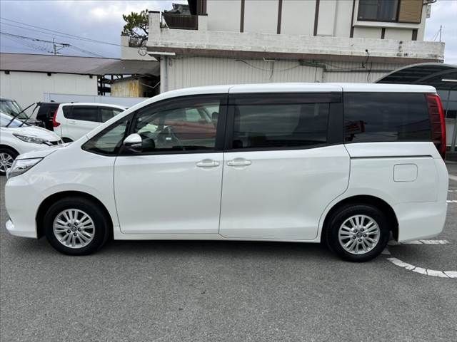 TOYOTA NOAH 2016