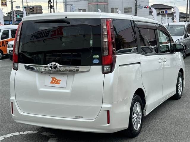 TOYOTA NOAH 2016
