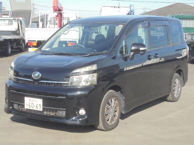 TOYOTA VOXY 2010