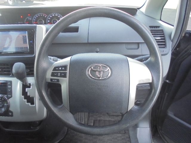 TOYOTA VOXY 2010