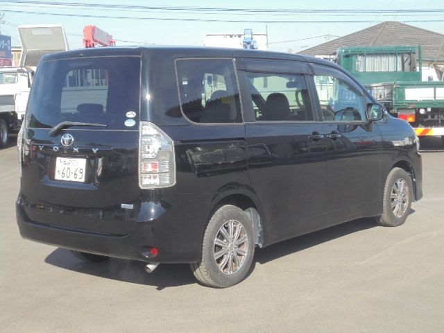 TOYOTA VOXY 2010
