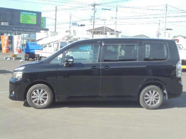 TOYOTA VOXY 2010