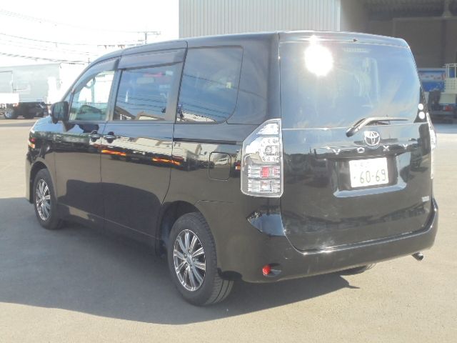 TOYOTA VOXY 2010