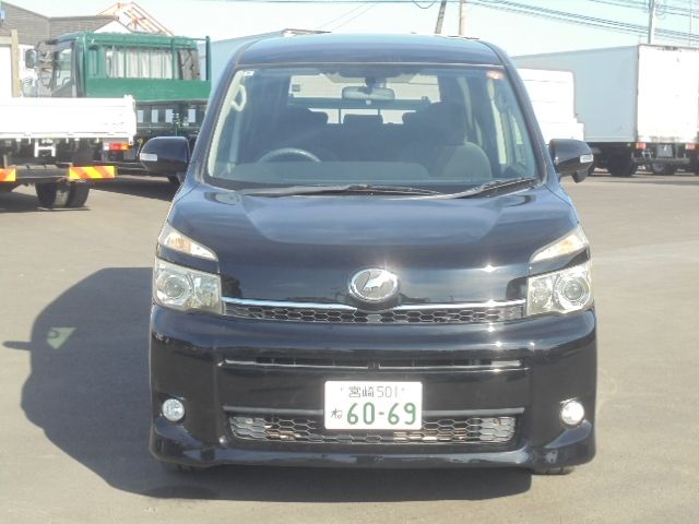 TOYOTA VOXY 2010