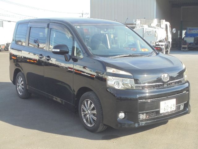 TOYOTA VOXY 2010
