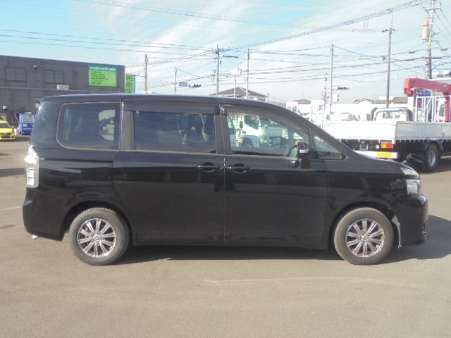 TOYOTA VOXY 2010