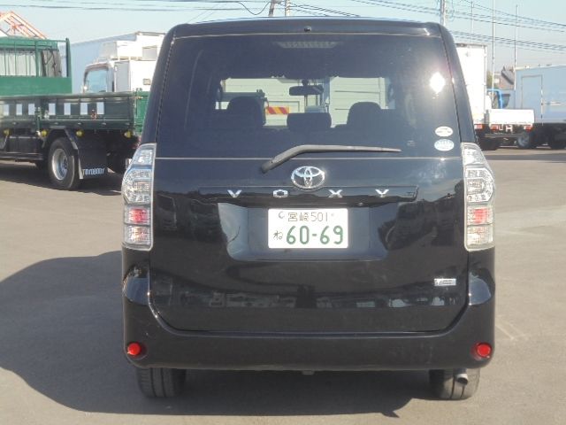 TOYOTA VOXY 2010
