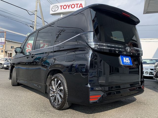 TOYOTA VOXY 2023