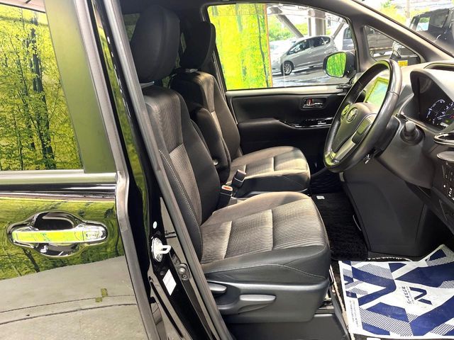 TOYOTA VOXY HYBRID 2018