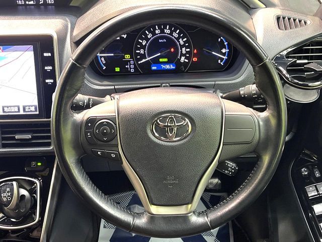 TOYOTA VOXY HYBRID 2018
