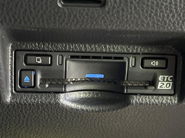 TOYOTA VOXY HYBRID 2022