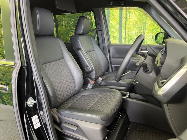 TOYOTA VOXY HYBRID 2022