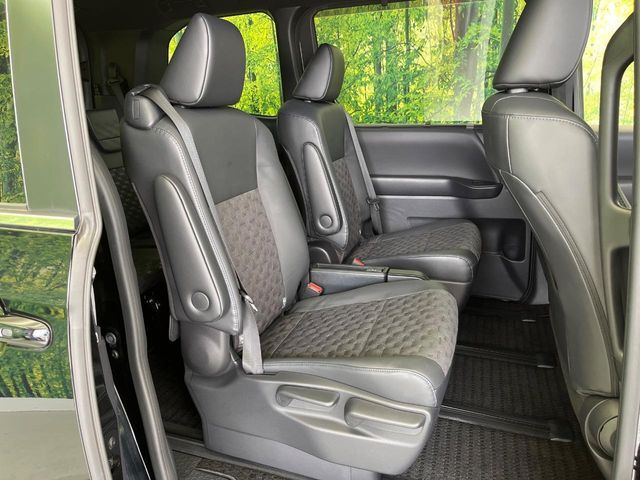 TOYOTA VOXY HYBRID 2022