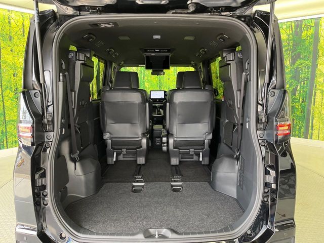 TOYOTA VOXY HYBRID 2022