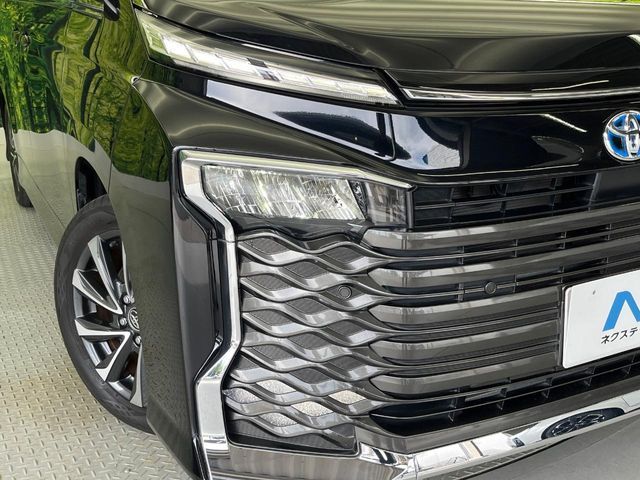 TOYOTA VOXY HYBRID 2022