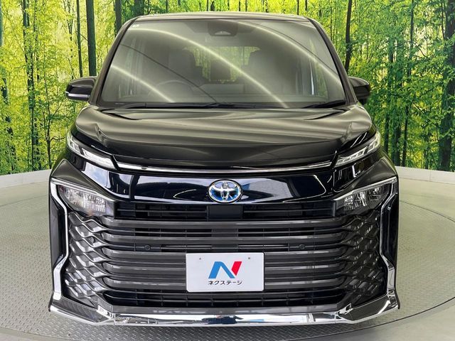 TOYOTA VOXY HYBRID 2022