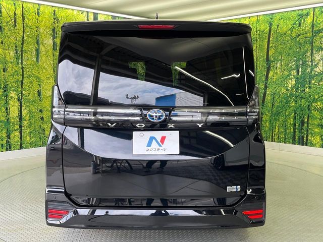 TOYOTA VOXY HYBRID 2022