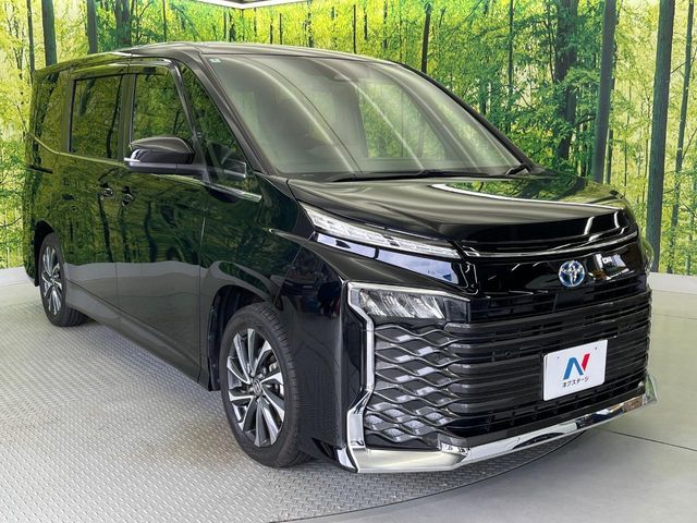 TOYOTA VOXY HYBRID 2022