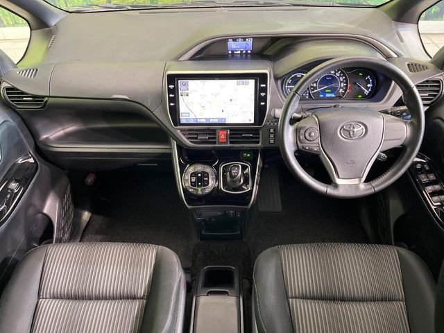 TOYOTA VOXY HYBRID 2019