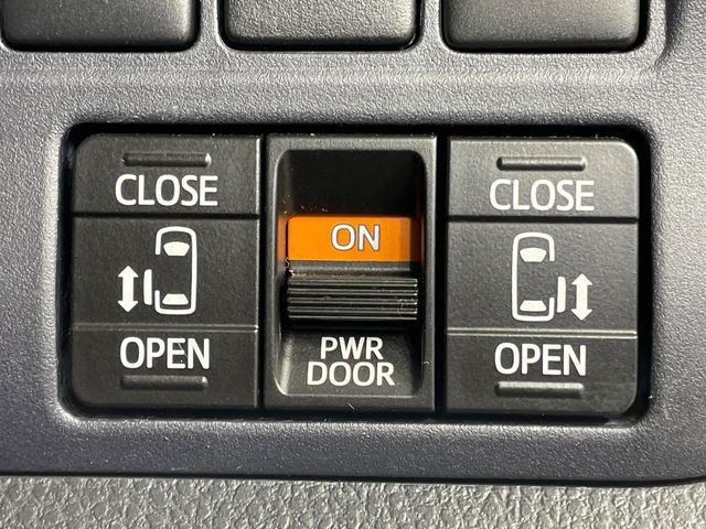 TOYOTA VOXY HYBRID 2015