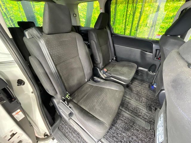 TOYOTA VOXY HYBRID 2015