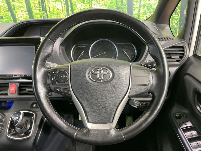 TOYOTA VOXY HYBRID 2015