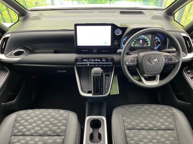 TOYOTA VOXY HYBRID 2023