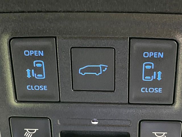 TOYOTA VOXY HYBRID 2023