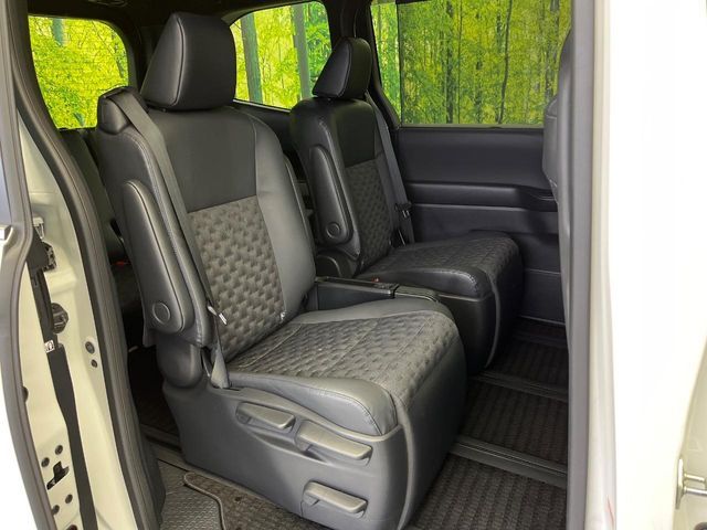 TOYOTA VOXY HYBRID 2023