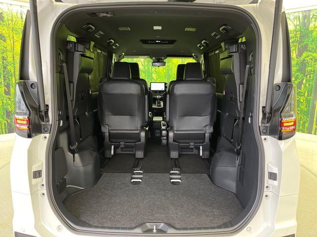 TOYOTA VOXY HYBRID 2023