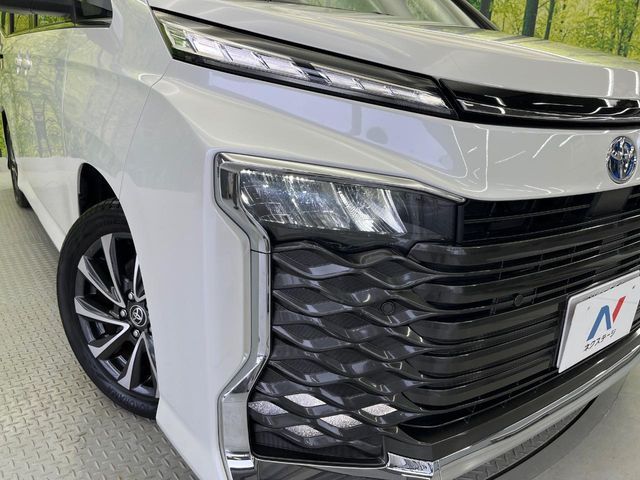 TOYOTA VOXY HYBRID 2023