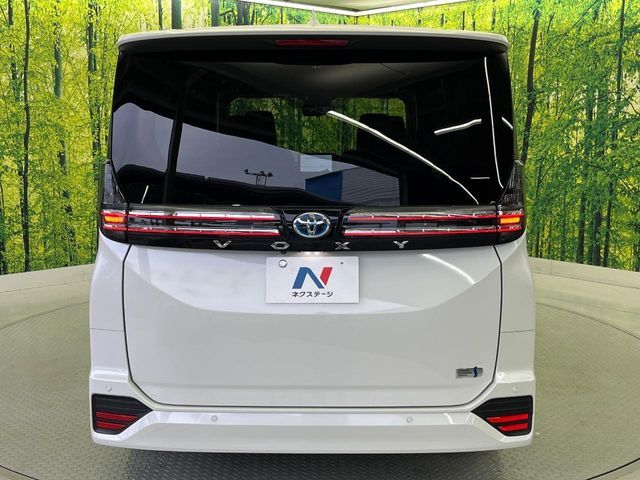 TOYOTA VOXY HYBRID 2023