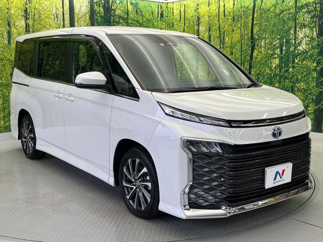 TOYOTA VOXY HYBRID 2023