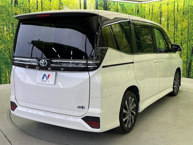 TOYOTA VOXY HYBRID 2023
