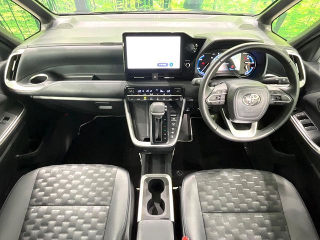 TOYOTA VOXY HYBRID 2023