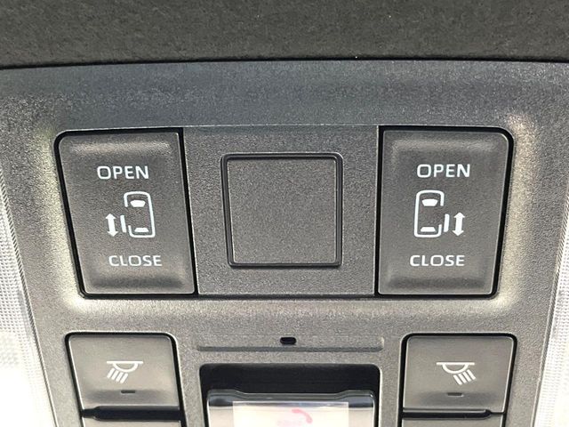 TOYOTA VOXY HYBRID 2023